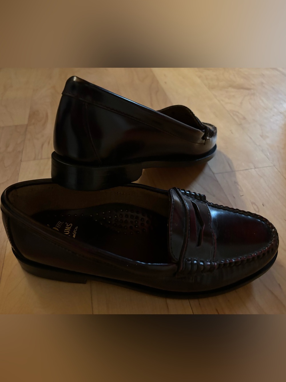 Women’s Classic weejuns Burgundy Leather loafers
Size 6